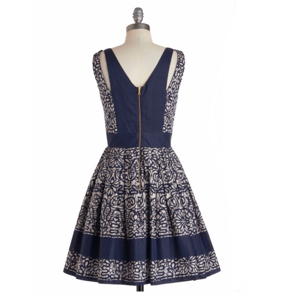 Calligraphy of the Styled Dress - Picture 3 of 8